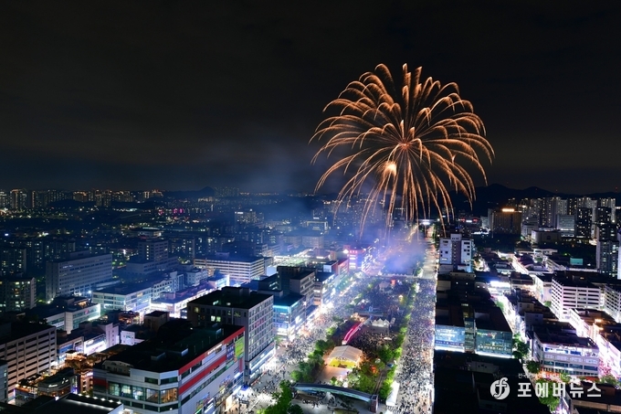 제21회 안산국제거리극축제’마지막 날인 5일 역대 최대 규모의 환상불꽃이 15분간 안산문화광장의 밤하늘을 수놓으며 관람객들의 뜨거운 박수와 환호를 이끌어냈고, 축제는 대단원의 막을 내렸다.(사진=김경순)