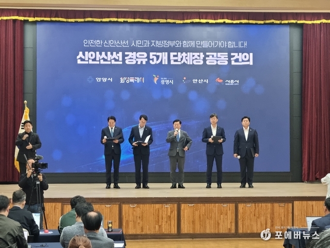 박승원 광명시장이 15일 오전 대회의실에서 열린 신안산선 경유 5개 단체장과 기자회견 후 기자들의 질의에 응답하고 있다.(사진=김경순)<br>
