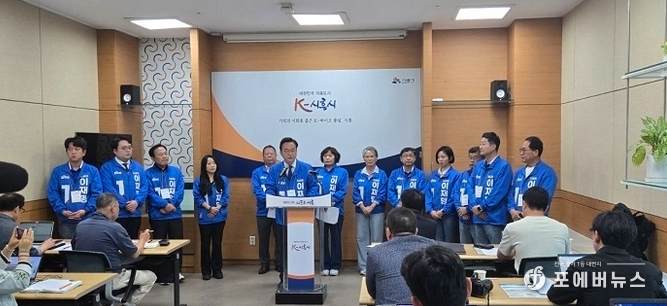 시흥시 더불어민주당 갑·을 시·도의원 일동(시 더민주 시도의원)이 27일 시청 브리핑룸에서 긴급기자회견을 열고 거북섬 현안대응을 발표하고 있다.(사진=김경순)
