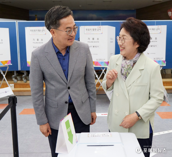 김동연 경기도지사와 배우자 정우영 여사가 21대 대선 사전투표를 하고 있다..(김동연 경기도지사 페이스북캡처)