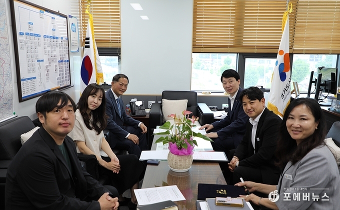 경기도시장상권진흥원이 28일 판로 확대를 위해 ‘경기도주식회사’와 수출을 모색하는 회의를 진행하고 있다.(경기도시장상권진흥원제공)
