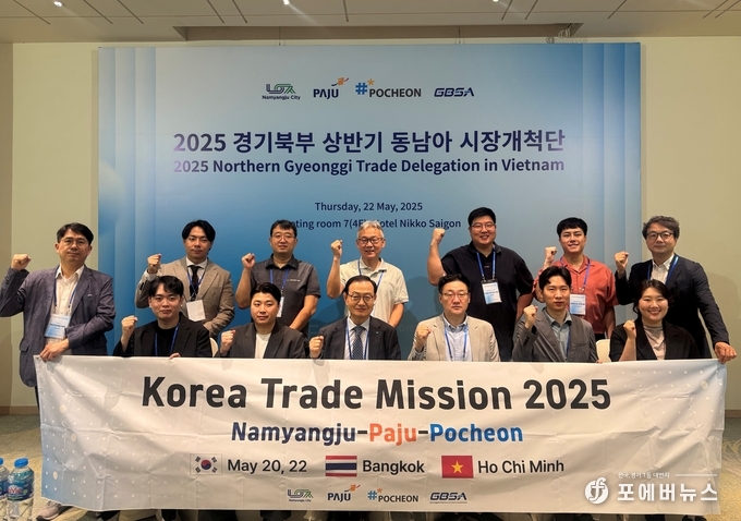 지난 19일부터 24일까지 진행된 ‘2025 경기북부 동남아 시장개척단’에서 경기북부 기업들과 현지 바이어들(왼쪽 베트남, 오른쪽 태국)이 기념 촬영을 하고 있다.(경과원제공)