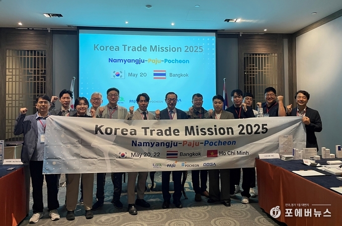 지난 19일부터 24일까지 진행된 ‘2025 경기북부 동남아 시장개척단’에서 경기북부 기업들과 현지 바이어들(왼쪽 베트남, 오른쪽 태국)이 기념 촬영을 하고 있다.(경과원제공)