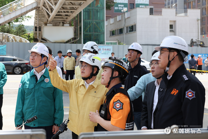  김동연 경기도지사가 6일 오전 용인 전철 공사현장 천공기 전도사고 현장 점검을 하고 있다. (사진=경기도)