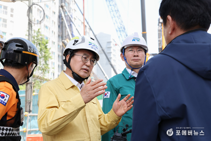  김동연 경기도지사가 6일 오전 용인 전철 공사현장 천공기 전도사고 현장 점검을 하고 있다. (사진=경기도)
