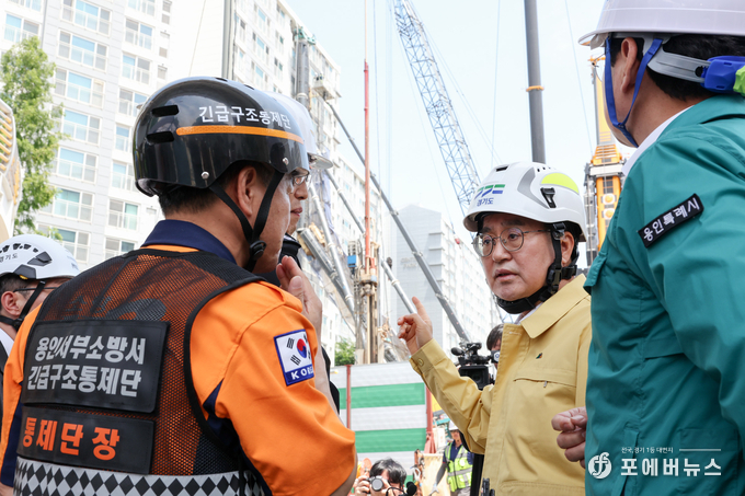  김동연 경기도지사가 6일 오전 용인 전철 공사현장 천공기 전도사고 현장 점검을 하고 있다. (사진=경기도)
