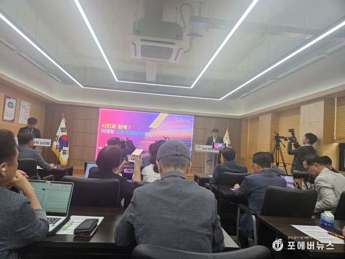 김기선 철도건설교통국장이 10일 오전 시청 제1회의실에서 '대형자동차 불법주정차 해소'를 위한 정책브리핑을 하고 있다.(사진=김경순)