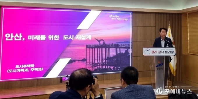 홍석효 도시주택국장은 10일 오전 시청 제1회의실에서 개최한 6월 언론브리핑에서 노후 주택이 밀집한 구도심의 주거환경을 개선하고 재건축을 활성화하기 위한 규제 완화와 도시계획 재정비에 관하여 설명하고 있다.(사진=김경순)