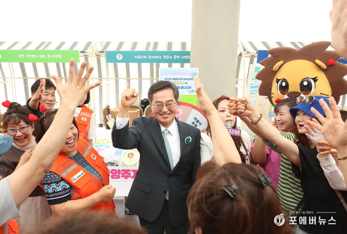 17일 오후 화성시 SINTEX에서 열린 2025년 경기도 자원봉사대회에 참석한 김동연 경기도지사가 자원봉사 박람회 부스 라운딩 및 격려를 하고 있다. 