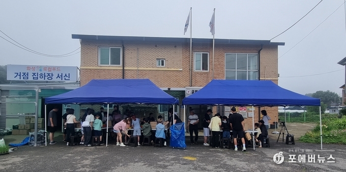 화성푸드통합지원센터가 궁평2리마을회관 겸 경로당에서 미래세대파트너단 학부모와 학생들이 햇감자 선별작업을 진행하고 있다. (사진=김경순)
