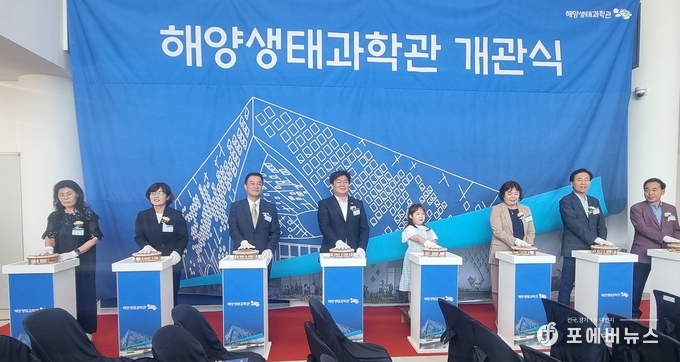 임병택 시흥시장이 관계자들과 제막실을 하고 있다.(사진=김경순)