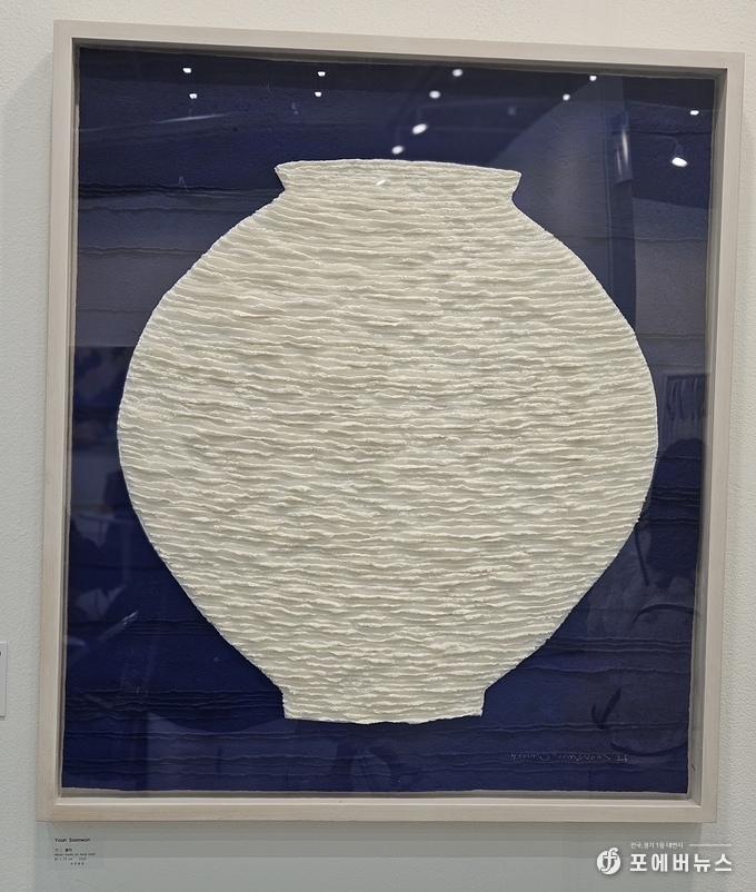 윤순원 작가의 전시된(달항아리) 작품. (사진=김경순)