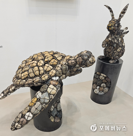 노준 작가의 전시된(바다거북 토끼) 작품. (사진=김경순)