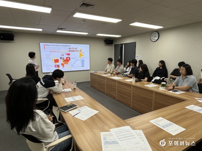 경기도장애인체육회는 7월 1일, 조직의 청렴성과 투명성 제고를 위한 반부패·청렴교육을 5급 이상 고위직 임직원 7명, 신입 및 승진직원 17명을 대상으로 진행하고 있다.(경기도제공)