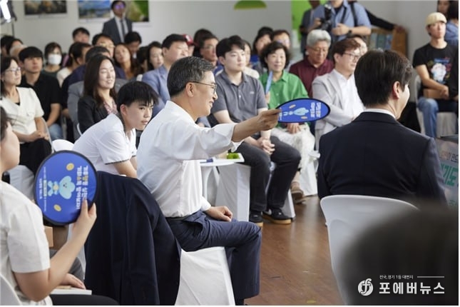 김동연 도지사가 지난달 30일 시흥에코센터에서 진행된 <경기도 기후도민총회 출범식>에서 도민 참가자에게 부채질을 해주고 있다.<br>
