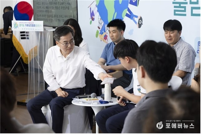 김동연 도지사가 지난달 30일 시흥에코센터에서 진행된 <경기도 기후도민총회 출범식>에서 땀 흘리는 학생 참가자에게 손수건을 건네고 있다.<br>
