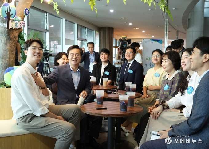 김동연 도지사가 2023년 7월 도청 로비에서 예술인 기회소득 최초 수혜자들을 만나 대화하고 있다.<br>
