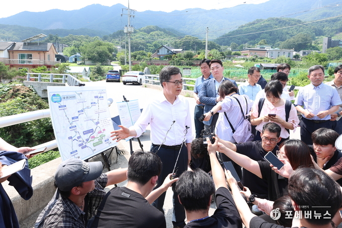 김동연 경기도지사가 8일 오후 양평군 양서면의 서울-양평고속도로 현장을 방문하여 점검하고있다.(사진=경기도제공)<br>
