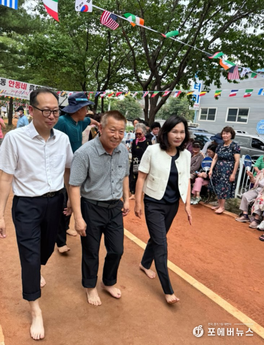 김은경 의원(왼쪽3번째)이 ‘세류동 안동네 흙향기 황톳길’현장을 방문해 맨발로 황톳길을 걸으며 주민들과 함께 소통하고 있다.