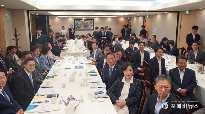 더불어민주당 경기도당이 14일 국회에서 ‘이재명 정부 100대 국정과제 반영을 위한 정책정담회’를 개최하고 경기도와 함께 주요 현안을 논의하고 있다.<br>
