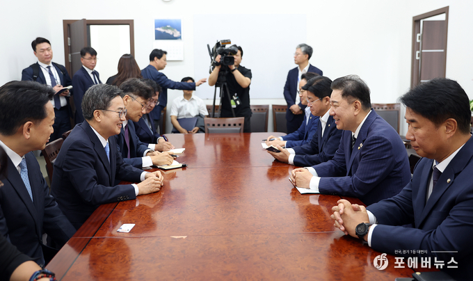 김동연 경기도지사가 14일 국회에서 더불어민주당 원내대표와 면담을 진행하고 있다.
