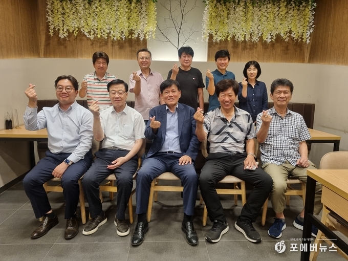 한국영화인협회 화성지부 지부장 우호태(앞줄 왼쪽3번째) 가 14일 보통리 어반에서 사업경과보고회를 기념하고 있다. (사진=김경순)