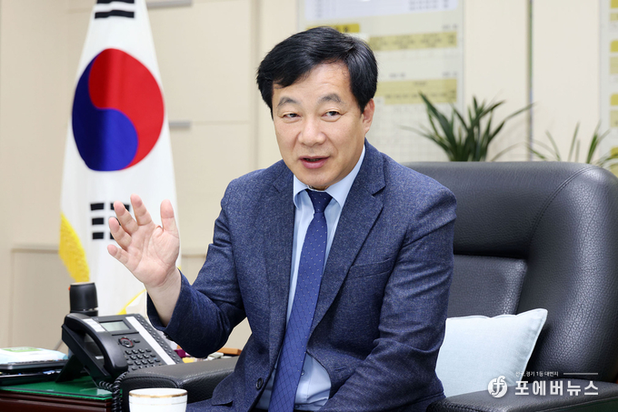 군포시의회 김귀근 의장이 취임 1주년을 맞아 인터뷰를 진행하고 있다.