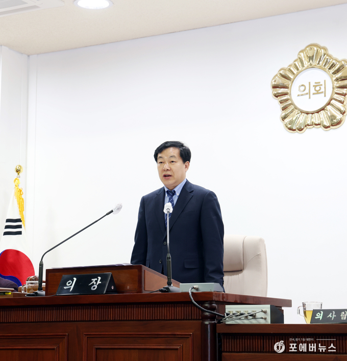 군포시의회 김귀근 의장이 본의회장에서 제282회 정례회 개회사를 진행하고 있다.