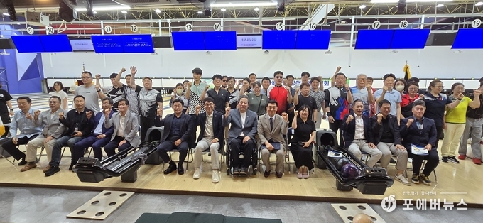 경기도장애인체육회와 경기도가 수원 킹핀볼링장에서 2025년 제1회 경기도지사배 전국장애인볼링대회 개최를 기념하고 있다.