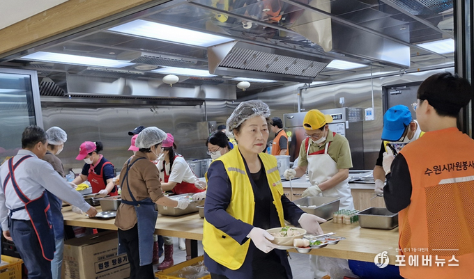 수원특례시의회 유준숙 의원(국민의힘, 행궁·지·우만1·2·인계)은 지난 24일(목), 지동 행정복지센터에서 열린 ‘참! 좋은 사랑의 밥차 반계탕 나눔 활동’에 참여하고 있다.