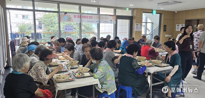 중복을 맞아 관내 취약계층 어르신 약 250명에게 반계탕이 제공되어 어르신들이 식사를 하고 있다.