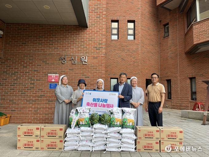 경기농협과 나눔축산운동본부 경기도지부가 지난 29일 중복을 맞아 아동복지 성심원을 방문해 삼계탕 100인분과 쌀 350kg를 전달하며 기념촬영을 하고 있다.
