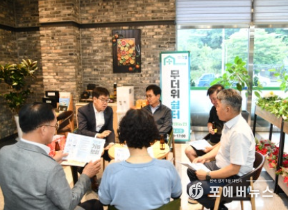 경기농협 엄범식 총괄본부장을 비롯해 남양농협 박주신 조합장, 김창겸 화성시지부장 등이 참여하여 무더위 쉼터 운영실태 점검과 폭염피해 예방을 위한 행동요령을 설명하고 있다.