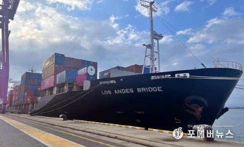  KCM4 서비스에 투입되어 인천 신항 SNCT에 입항한 로스 안드레스 브리지(LOS ANDRES BRIDGE)호 앞에서 촬영한 사진<br>
