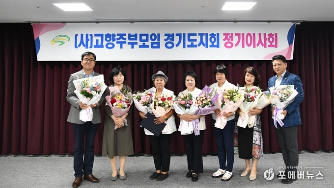  봉사상 수상자들과 기념촬영을 하고 있다.