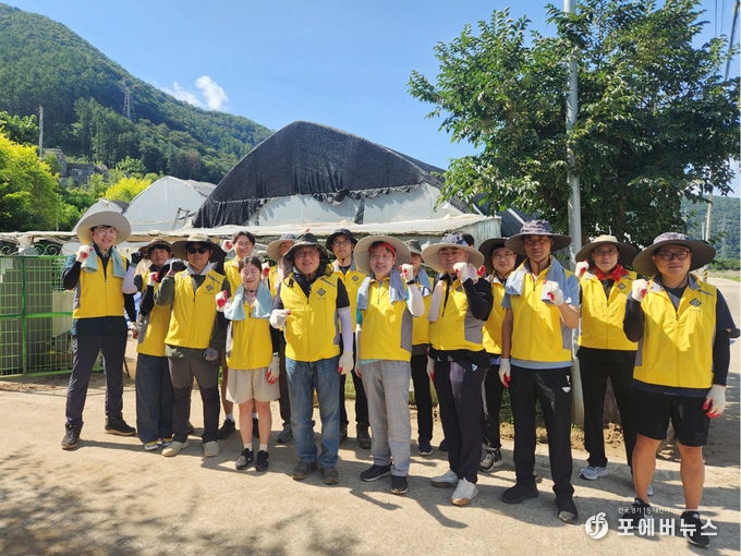 경기신용보증재단(경기신보)이 가평군 청평면을 찾아 수해 복구 지원을 위해 자원봉사와 성금 기부를 기념하고 있다.