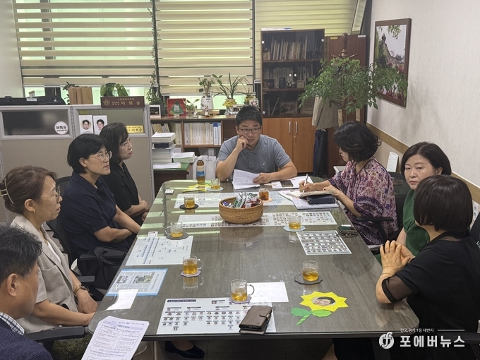수원특례시의회 이희승 보건복지위원장(더불어민주당, 영통2·3·망포1·2)은 26일 ‘다함께돌봄센터 운영 현안과 개선 방안’에 대해 간담회를 진행하고 있다.