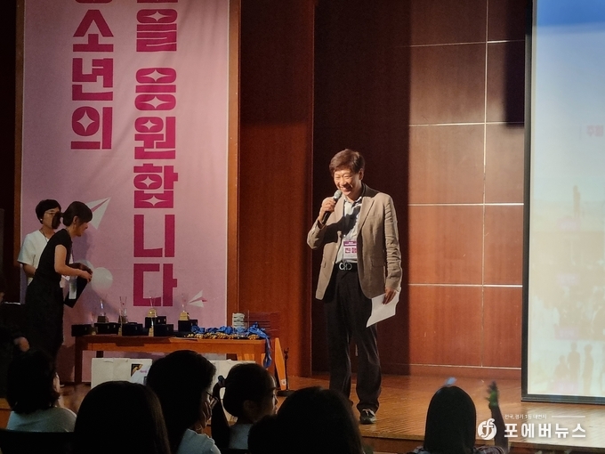 한영근 화성영협이사가 심사평을 발표하고 있다. (사진=김경순)