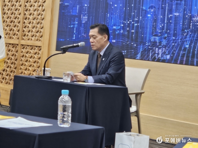 이재준 수원시장이 브리핑에서 수원형 역세권 복합개발 활성화 방안을 밝히고 있다.(사진=김경순)