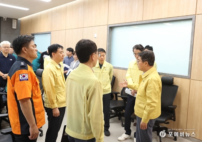 김동연 경기도지사가 28일 '경기도 정보시스템 긴급조치 상황 점검 회의'를 주재하고 참석자들과 이야기를 나누고 있다.(사진=경기도제공)