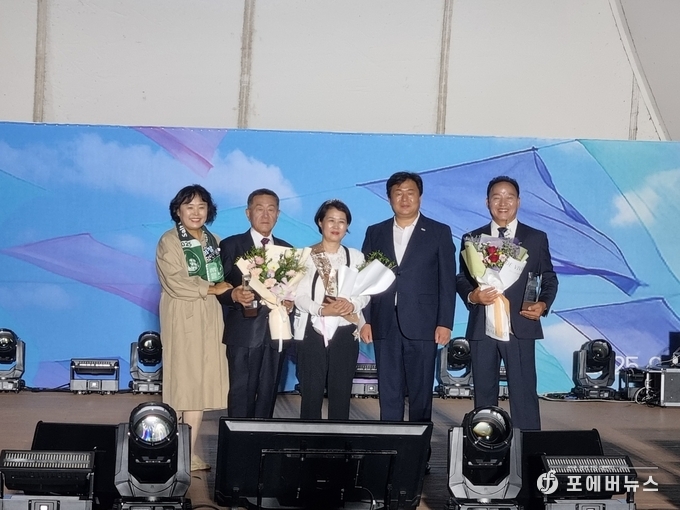 임병택 시흥시장과 시민대상 수상자 박희량·이재방·박덕인 씨, 오인열 시흥시의장이 시민대상을 시상하고 기념촬영을 하고 있다.(사진=김경순)