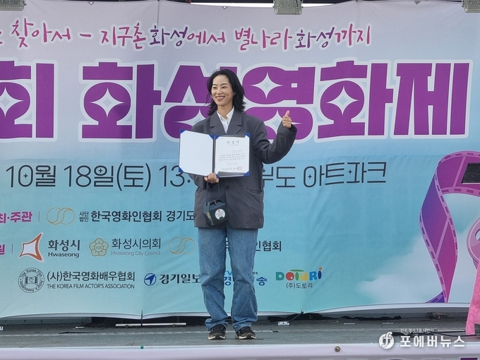 본선진출과 여자연기상 2개 부문을 수상한 '카르마모텔' 전수진 배우/감독이 동시 수상을 기념하고 있다. (사진=김경순)