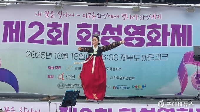 전통무용 이수자 성예진씨가 '전통교방 소반춤'으로 흥을 돋구고 있다. (사진=김경순)
