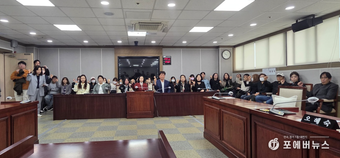 김은경 의원과 고진석 회장을 비롯한 수원시학원연합회 회원들이 사진촬영을 하고 있다..(사진=김경순)