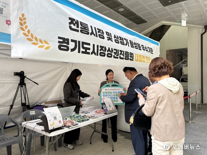 경상원이 경기도 우수시장 박람회에서 장바구니 배부 캠페인을 펼쳤다.