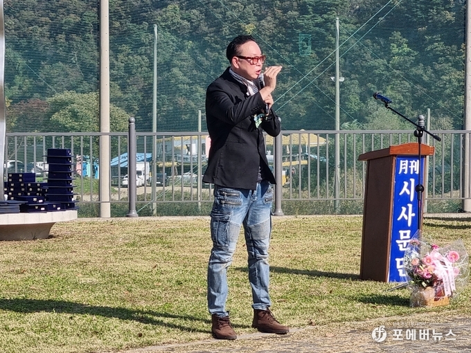 월간 시사문단 손근호 발행인이 북한강문학제를 설명하고 있다. (사진=김경순)