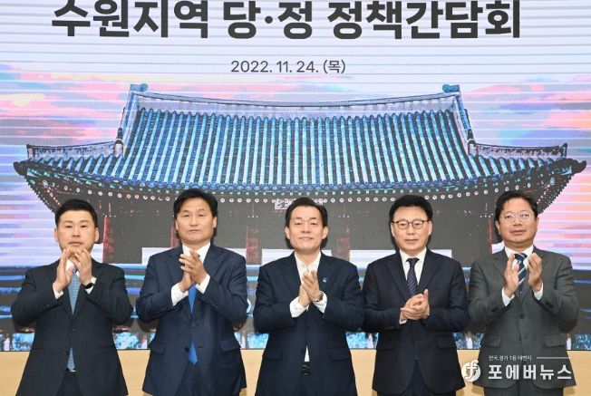 김승원 의원(오른쪽부터), 박광온 의원, 이재준 수원시장, 김영진 의원, 이병진 민주당 수원시무 지역위원장 직무대행이 함께하고 있다.