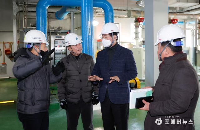 이상일 용인특례시장이 송전레스피아를 찾아 직접 하수처리시설을 둘러보고, 현장 근무자들과 이야기를 나누고 있다.