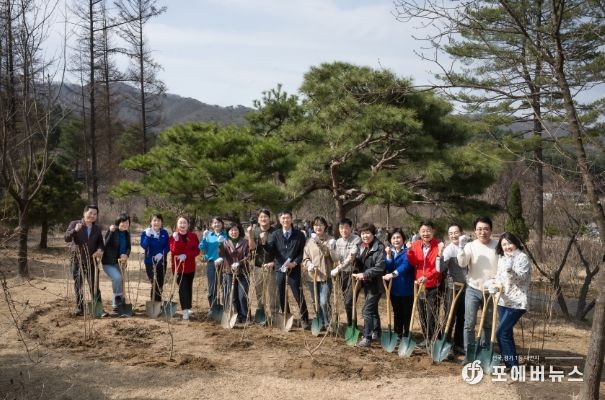 남양주시의회 의원들의 수동면 물맑음수목원에서 식목일 기념행사에 동참해 나무를 식재하고 있다.