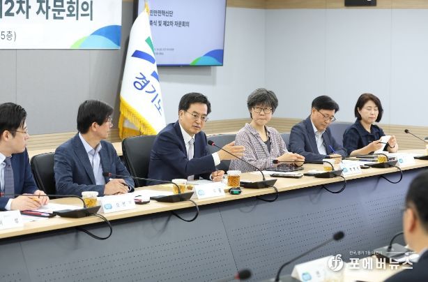 19일 오전 경기도청 5층상황실에서 김동연 경기도지사가 도민안전혁신단 위촉식 및 자문회의를 주재하고있다.